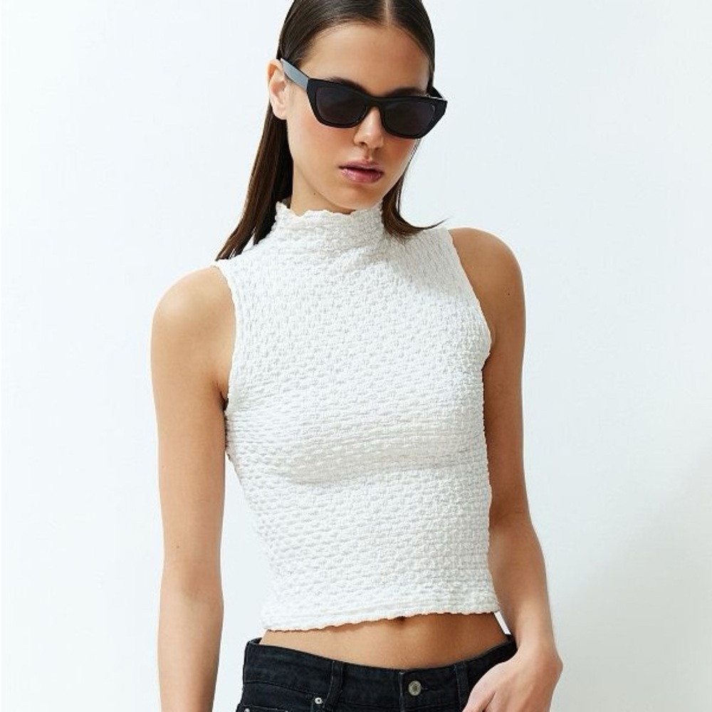 NWT Zara High Neck Textured Fitted Stretchy ‘Popcorn’ Blouse in White Size M